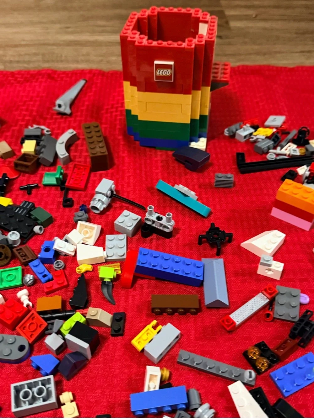 Lego mixed lot with recon Lego and small pieces w minifigures